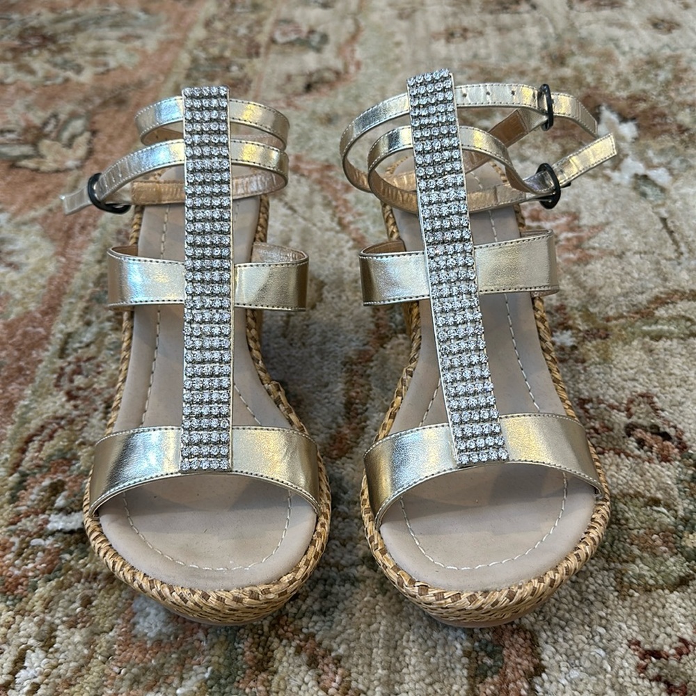 Skemo Size 6 Women’s Crystal/Metallic Gold Wedge